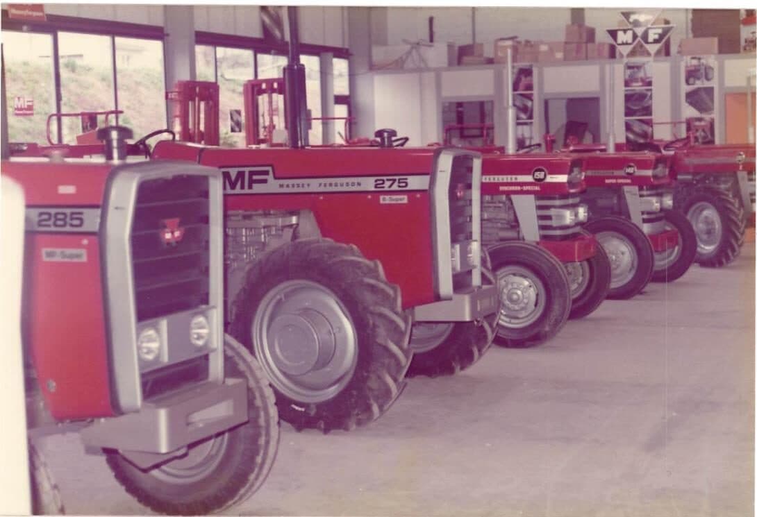 Massey-Ferguson Showroom mit den Modellen 285, 275 und weiteren MF-Klassikern.