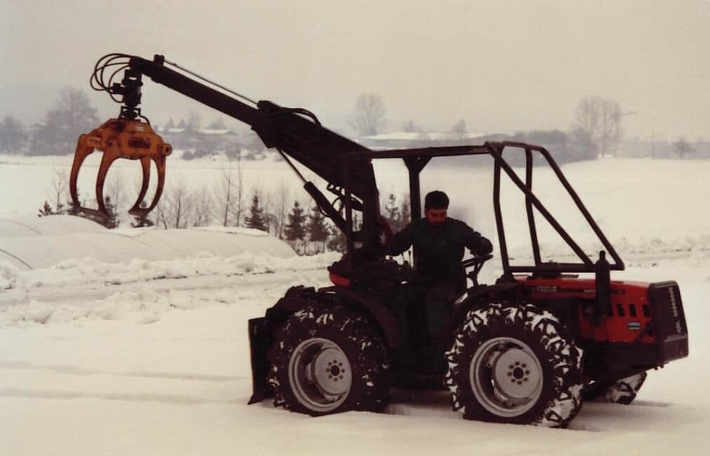 Frühes Rückefahrzeug im winterlichen Forsteinsatz.