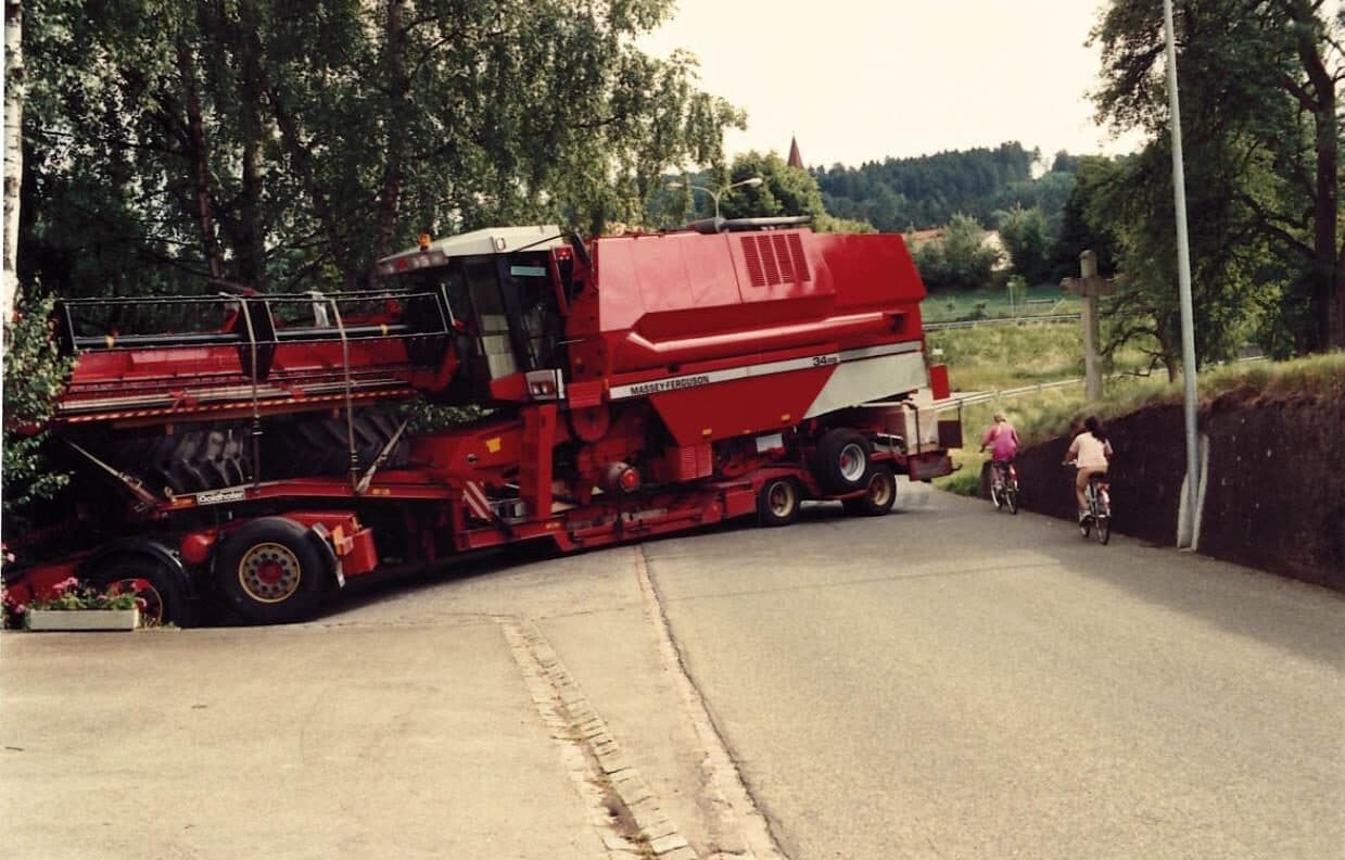 Mähdrescher-Lieferung quer durchs Dorf – Logistik in den 90ern.