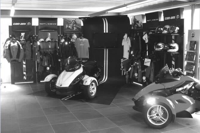 Can-Am Spyder im Showroom, mit passender Bekleidung.